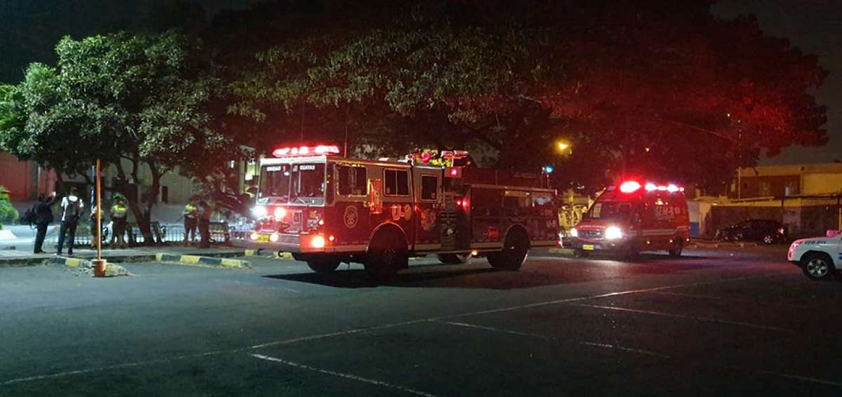 Tras la explosi&oacute;n, personal de socorro se moviliz&oacute; hasta la Universidad de Guayaquil por le emergencia.