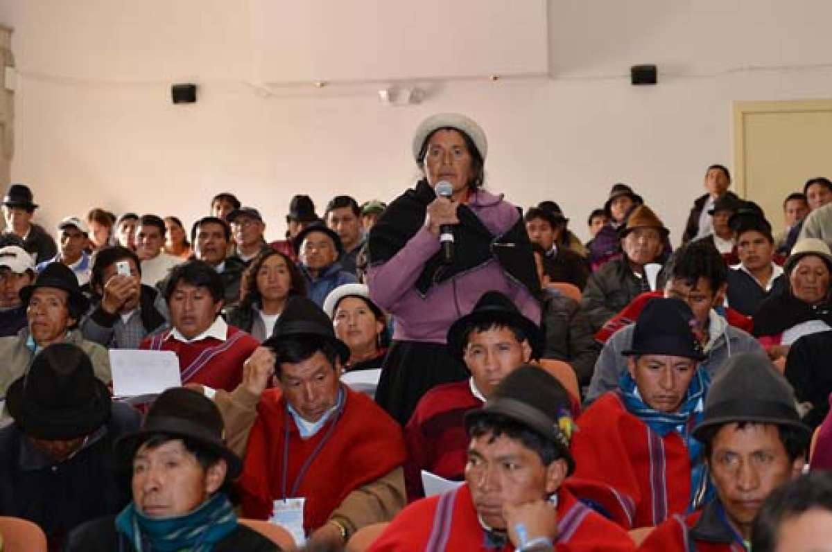 En Tungurahua la participaci&oacute;n de los delegados ind&iacute;genas fue activa en la Prefectura. Foto: Roberto Ch&aacute;vez |  El Tel&eacute;grafo