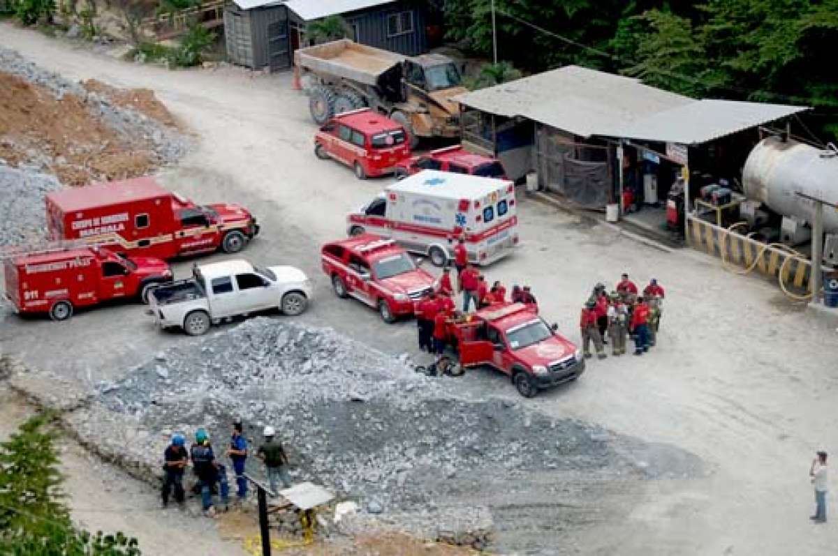 Ambulancias de 9 cantones colaboraron en el rescate de los trabajadores de la compa&ntilde;&iacute;a Elipe S.A. de Portovelo, provincia de El Oro. Foto: Cortes&iacute;a Jimmy Apolo