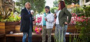 Marcos Vaca, director de Medios Digitales; Luis Andrade, due&ntilde;o del orquideario; y Alejandra V&eacute;lez, de P&uacute;blica FM.  