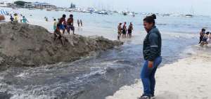 &rarr;Los turistas mostraron malestar por la contaminaci&oacute;n del balneario.