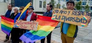 Los activistas llegaron con carteles y banderas.