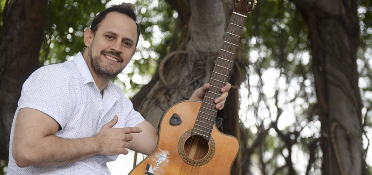 Carlos &ldquo;Rique&rdquo; Montalv&aacute;n es un m&uacute;sico guayaquile&ntilde;o que destaca como cantante de pe&ntilde;as. Sus interpretaciones suenan en sus cuentas de redes sociales.