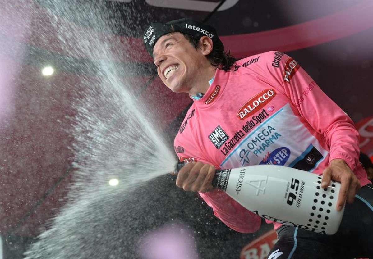El ciclista colombiano Rigoberto Ur&aacute;n del Omega Pharma celebra en el podio su victoria. Foto: EFE