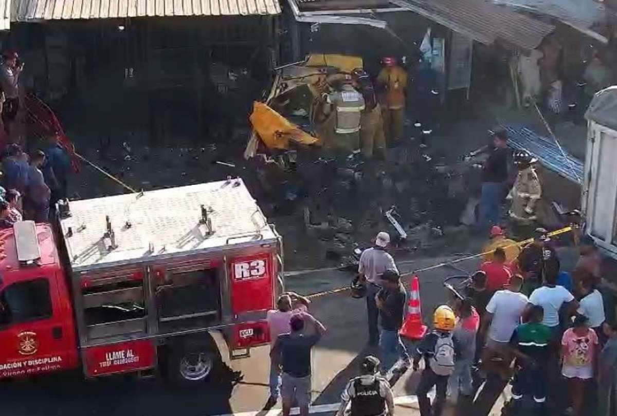 Cinco personas fallecieron tras un accidente entre un taxi y un tr&aacute;iler en la v&iacute;a Guayaquil-Naranjal, sector Virgen de F&aacute;tima, en Yaguachi.