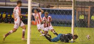 El golero Dami&aacute;n Frascarelli (der.) contempla c&oacute;mo el bal&oacute;n ingresa junto a su palo derecho mientras los jugadores ambate&ntilde;os celebran el tanto.