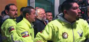 Con un fuerte resguardo policial y pasadas las 21:00, el exministro Carlos Pareja Yannuzzelli abandon&oacute; el Aeropuerto de Quito. 