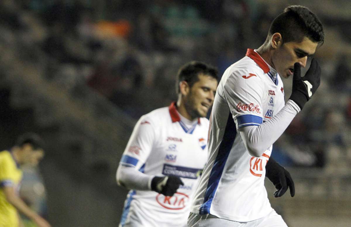 Brian Montenegro, del Nacional paraguayo, mientras celebra el primero de los tres goles de su equipo, la noche de ayer en Temuco. Foto: AFP