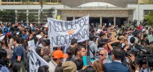 Los universitarios se concentraron en los exteriores de la UCE para caminar hacia Carondelet.