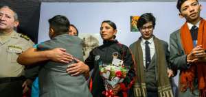 Los estudiantes llegaron, con autoridades de la Polic&iacute;a Nacional, al domicilio de la oficial herida y le entregaron un ramo de flores y una torta.