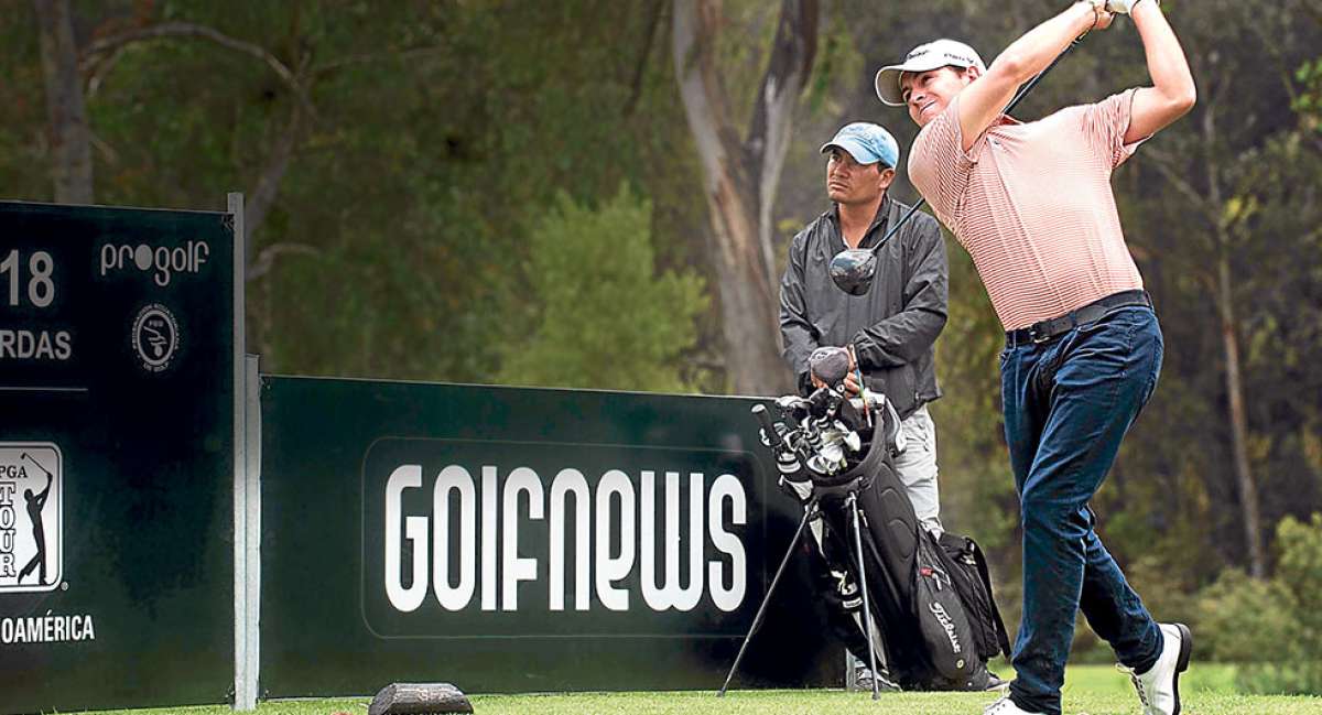 El golfista ecuatoriano Esteban Calisto ejecuta un golpe durante la pr&aacute;ctica de ayer, antes del inicio del torneo All You Need is Ecuador Travel Open, en la cancha del Quito Tenis y Golf Club en El Condado. Foto: Santiago Aguirre.