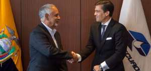 El Ministro de Hidrocarburos, Carlos P&eacute;rez (i), posesion&oacute; a Pablo Flores como Gerente General de EP Petroecuador.