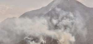 El Cuerpo de Bomberos de Quito explic&oacute; que los focos activos hasta ayer se encuentran en la zona de m&aacute;s dif&iacute;cil acceso, cercana a la caldera del volc&aacute;n.