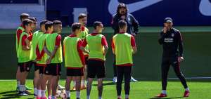 El DT argentino Diego Simeone (der.) da instrucciones a los jugadores del Atl&eacute;tico de Madrid, previamente a la final de esta tarde ante el Marsella.