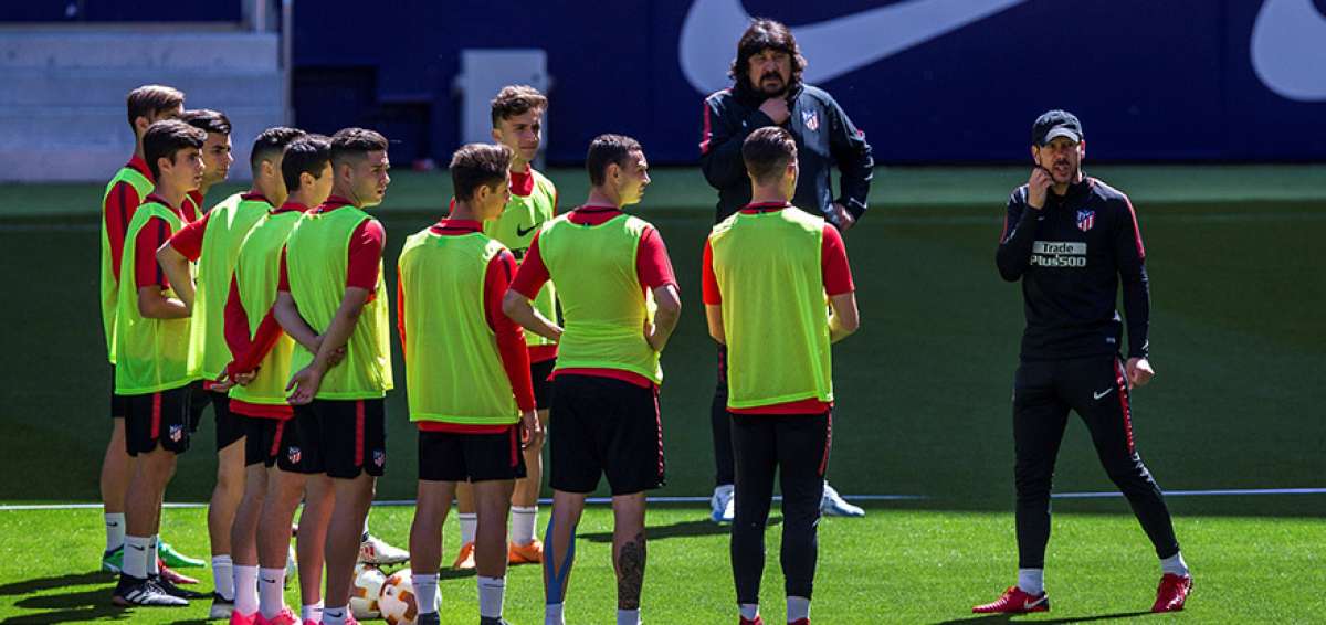 El DT argentino Diego Simeone (der.) da instrucciones a los jugadores del Atl&eacute;tico de Madrid, previamente a la final de esta tarde ante el Marsella.