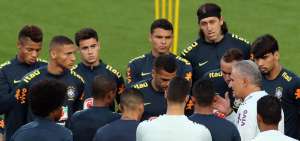 El DT de la Canarinha, Tite (con canas), imparte una charla t&eacute;cnica durante el entrenamiento que realiz&oacute; ayer Brasil en Porto Alegre, sur del pa&iacute;s.