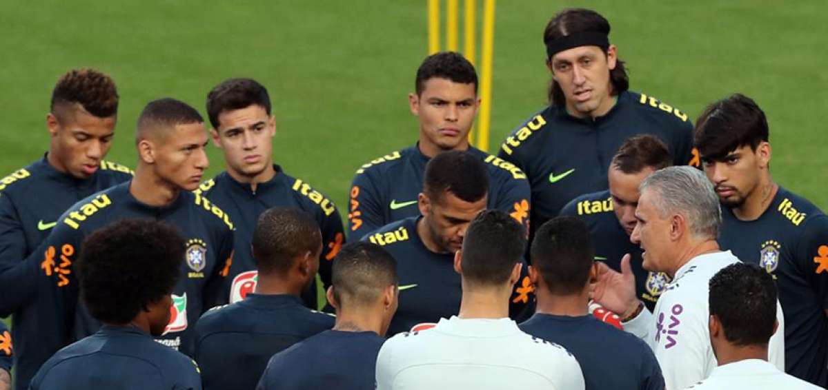 El DT de la Canarinha, Tite (con canas), imparte una charla t&eacute;cnica durante el entrenamiento que realiz&oacute; ayer Brasil en Porto Alegre, sur del pa&iacute;s.