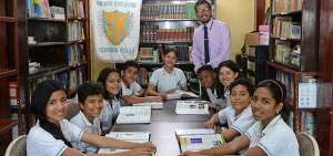 Junto con su docente, los estudiantes viven cada ma&ntilde;ana la aventura de leer de manera grupal y conocer m&aacute;s de la materia que les gusta.