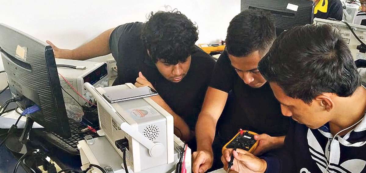 Una de las pol&iacute;ticas de la universidad es utilizar equipos de vanguardia que sean similares a los que los alumnos hallar&aacute;n en la pr&aacute;ctica laboral.
