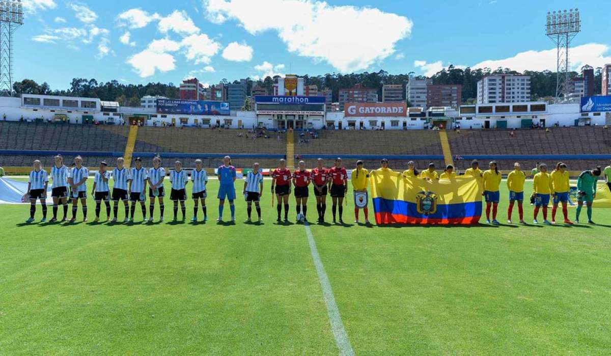 Las selecciones de Ecuador y Argentina entonan los himnos, previo al partido decisivo que disputaron el domingo pasado. Atr&aacute;s se observan las gradas vac&iacute;as. Foto: Miguel Jim&eacute;nez.