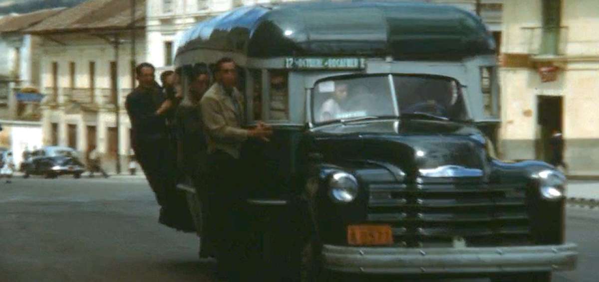 El cl&aacute;sico bus papero del Quito de la &eacute;poca fue captado para la posteridad gracias a Crist&oacute;bal Cobo Arias.