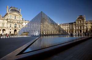 El museo de Louvre en Par&iacute;s recibe un promedio de 10 millones de visitantes al a&ntilde;o. FOTO: AFP