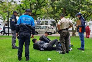 Retiran personas consumiendo licor en espacios públicos de Quito
