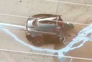 Un accidente de tránsito dejó un carro partido por la mitad en Dallas.