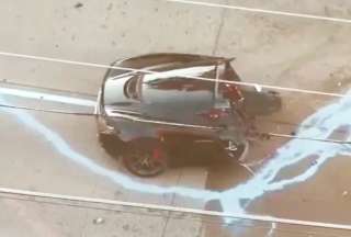 Un accidente de tránsito dejó un carro partido por la mitad en Dallas.