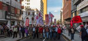 Los manifestantes caminaron por la avenida 10 de Agosto hasta la plaza de Santo Domingo.