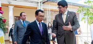 Eun Shul Lee, embajador de Corea (izq.), y Diego Aulestia, ministro de Comercio Exterior previo a la reuni&oacute;n.