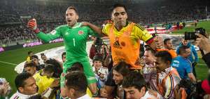 El delantero Radamel Falcao (d) y el arquero David Ospina son cargados en hombros despu&eacute;s de que Colombia logr&oacute; la clasificaci&oacute;n en Lima.