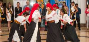 Alumnas de la Unidad Educativa Otavalo bailaron ritmos andinos en la invitaci&oacute;n a la fiesta del Yamor a la vicepresidenta Mar&iacute;a Alejandra Vicu&ntilde;a.