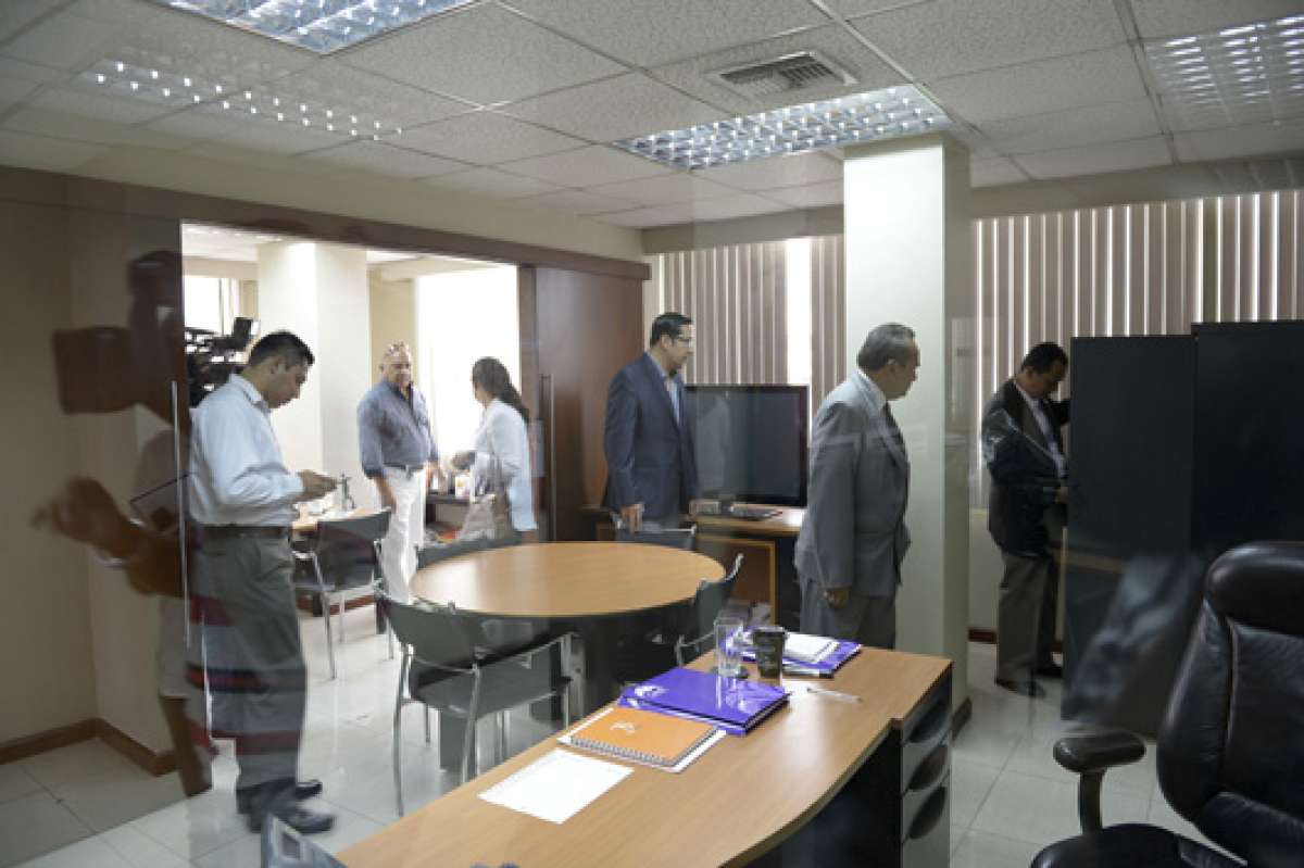 La Fiscal&iacute;a inspeccion&oacute; documentos, archivos contables y otros objetos, como una caja fuerte, que fue trasladada a la Polic&iacute;a Judicial para investigaciones. Foto: Alfredo Piedrah&iacute;ta / El Tel&eacute;grafo