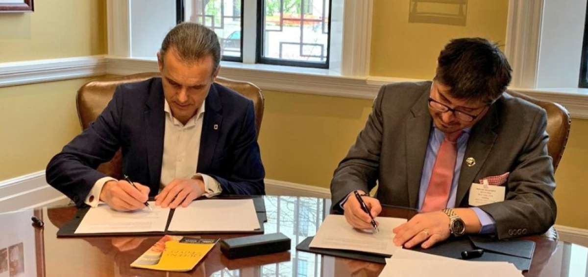 El ministro de Ambiente, Marcelo Mata, suscribi&oacute; carta de intenci&oacute;n con NatGeo para la creaci&oacute;n de un Fondo para la conservaci&oacute;n de Gal&aacute;pagos. 