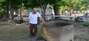 Todos los d&iacute;as don Hugo observa la olla gigante, cuyo due&ntilde;o es desconocido.    