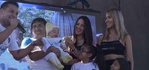 Familias completas participaron en el festival atl&eacute;tico. Este ni&ntilde;o fue el participante de menor edad por lo que recibi&oacute; un reconocimiento de los organizadores.