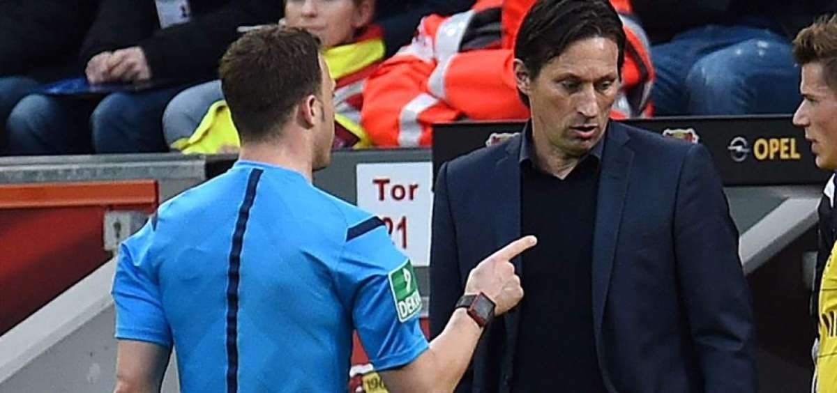 El director t&eacute;cnico del Bayer Leverkusen, Roger Schmidt (der.), es expulsado por el &aacute;rbitro central, el alem&aacute;n Felix Zwayer, pero en principio rehus&oacute; salir.