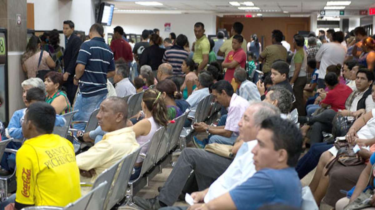 Hoy se espera mayor concurrencia en el Registro Civil Nacional (centro del cant&oacute;n). Hasta 1.200 personas han sido atendidas en un d&iacute;a. Foto: Eduardo Escobar