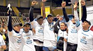 El ganador de la edici&oacute;n 17 del torneo nacional, organizado por la Asociaci&oacute;n de Periodistas Deportivos de Pichincha, celebra su campeonato. Foto: Cortes&iacute;a