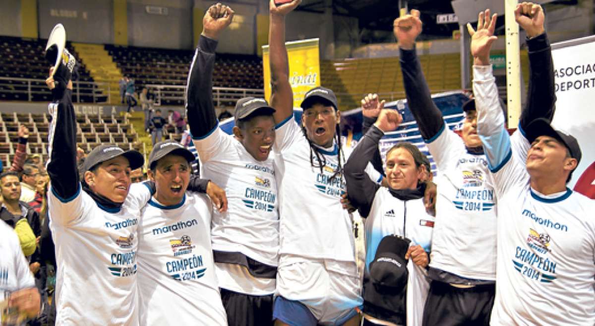 El ganador de la edici&oacute;n 17 del torneo nacional, organizado por la Asociaci&oacute;n de Periodistas Deportivos de Pichincha, celebra su campeonato. Foto: Cortes&iacute;a