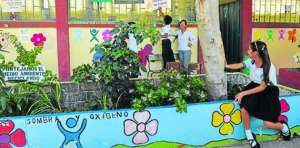 Uno de los establecimientos que cuenta con murales es la escuela Luis Espinoza Mart&iacute;nez del sector Miraflores. Foto: Rodolfo P&aacute;rraga / El Tel&eacute;grafo