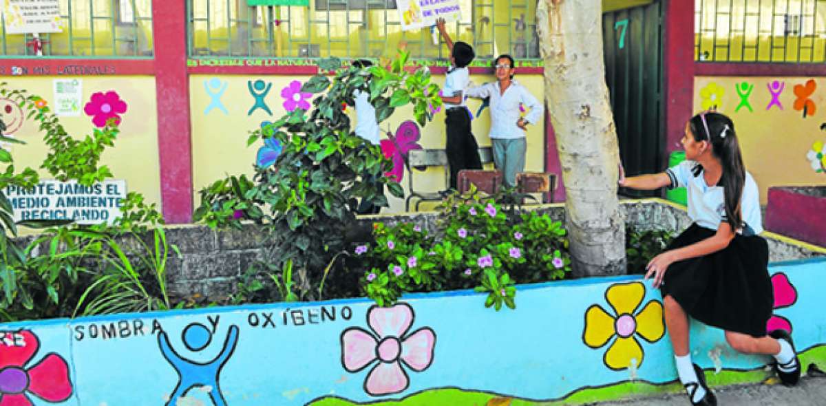 Uno de los establecimientos que cuenta con murales es la escuela Luis Espinoza Mart&iacute;nez del sector Miraflores. Foto: Rodolfo P&aacute;rraga / El Tel&eacute;grafo
