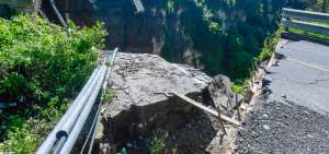 El antiguo cruce vial colaps&oacute; en marzo de 2017 debido al socavamiento de sus bases causado por las aguas de la quebrada Huasipungo.