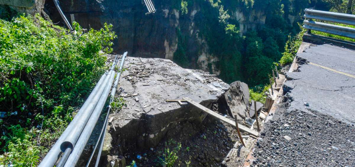 El antiguo cruce vial colaps&oacute; en marzo de 2017 debido al socavamiento de sus bases causado por las aguas de la quebrada Huasipungo.