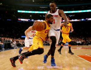 Kyrie Irving (i.) anot&oacute; 37 puntos y lider&oacute; a los Cleveland Cavaliers en Nueva York. Foto: AFP