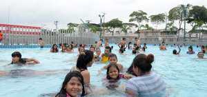 La piscina en Sauces 6, construida por el Municipio de Guayaquil, es uno de los sitios m&aacute;s concurridos.