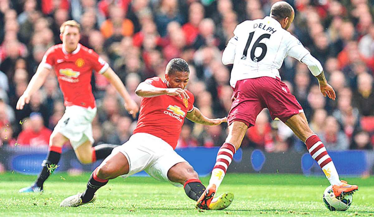 Antonio Valencia enfrenta la marca de Fabian Delph, en el partido de ayer entre Manchester United y el Aston Villa, jugado en el estadio Old Trafford. Foto: AFP