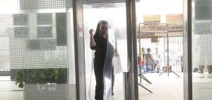 Una cabina de ozono o camara de desinfecci&oacute;n se coloc&oacute; al ingreso de la Corte de Justicia de Guayaquil, como una medida de bioseguridad.