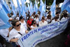 El grupo de mujeres, entre las que hab&iacute;a embarazadas, recorri&oacute; un tramo del Malec&oacute;n 2000 hasta llegar al Municipio de Guayaquil. FOTO: MIGUEL CASTRO.